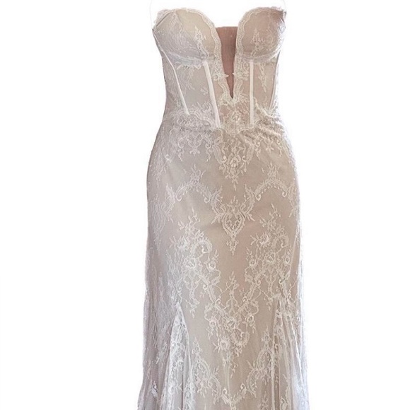 Dresses & Skirts - Elegant Lace Maxi Dress